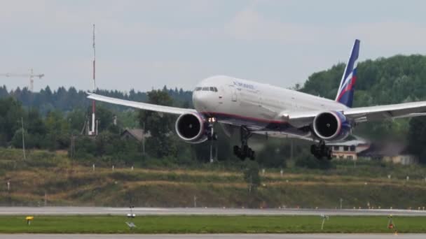 Avião de aterragem em câmara lenta — Vídeo de Stock