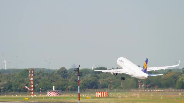 Salida del avión de Lufthansa — Vídeos de Stock