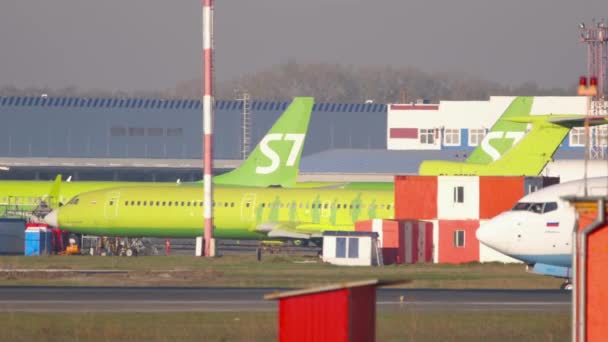 Boeing Pobeda arrived at Tolmachevo airport — Stock Video