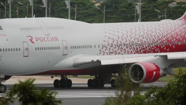 Enorme Boeing 747 aan het begin van de startbaan — Stockvideo