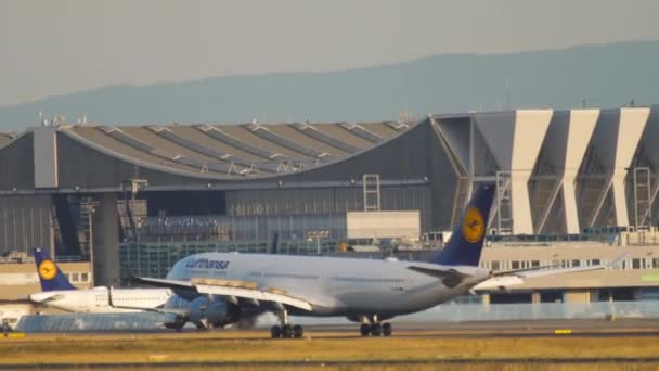 Hamulce samolotu pasażerskiego po wylądowaniu — Wideo stockowe