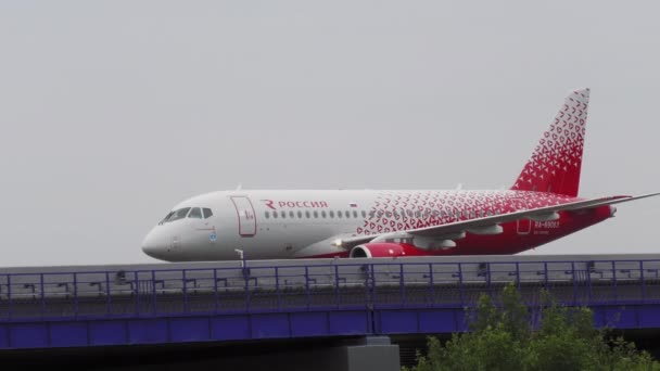 Avião taxiando sobre a rodovia Sheremetyevskoe — Vídeo de Stock