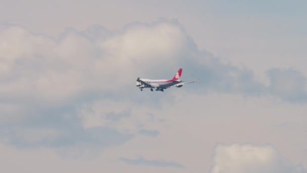 Cargolux Airlines vuela a tierra en un giro — Vídeos de Stock