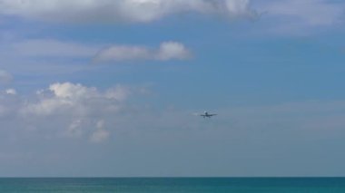 Uzun menzilli uçak denizin üzerinde uçuyor.