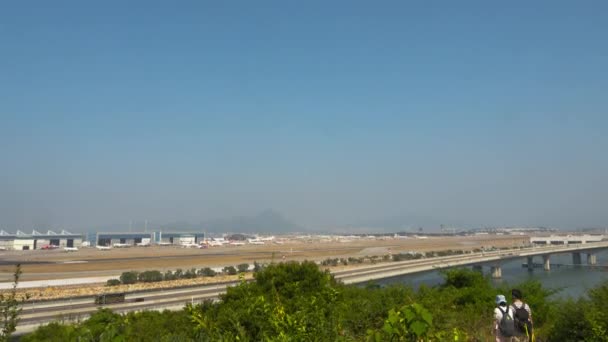 Panorama das pistas do aeroporto, tiro no escuro — Vídeo de Stock