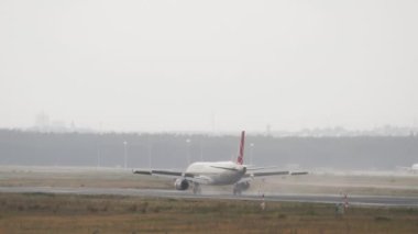 Yağmurda inen uçak, arka plan.