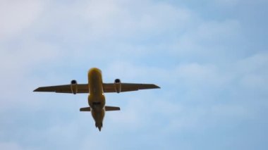 Gökyüzünde uçak silueti