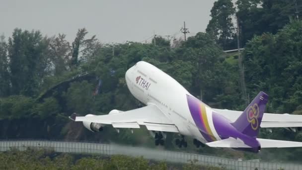 Boeing 747 despega, cámara lenta — Vídeo de stock