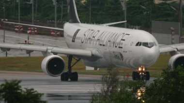 Uçak pistte dönüyor.