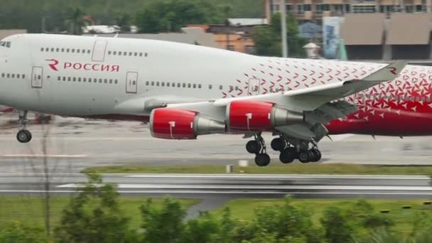Close-up van de landing jumbo jet — Stockvideo