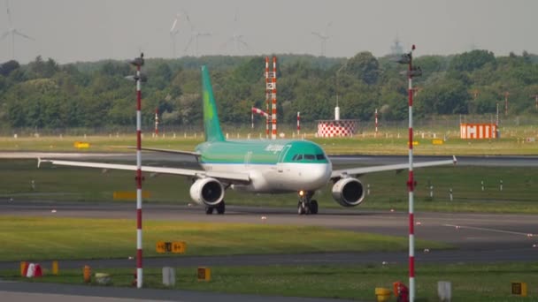 Utsikt över taxibanan på Düsseldorfs flygplats — Stockvideo