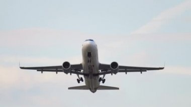 Gökyüzünde bir uçak.