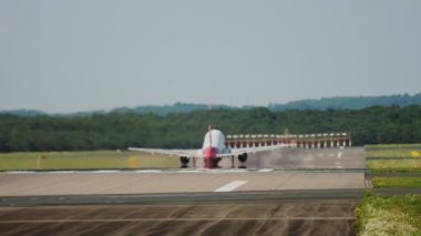 Kalkan bir uçağın arka görüntüsü