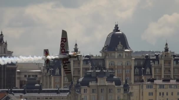 Flygplan som utför aerobatiska trick — Stockvideo