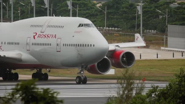 Боїнг 747 Россія на злітно-посадковій смузі. — стокове відео