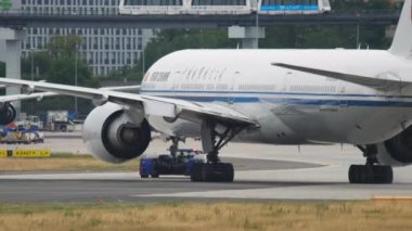 Boeing bir traktör çekiyor, pisti görüyor.