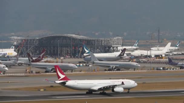 Verkehr am modernen Hongkong International Airport — Stockvideo