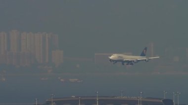 Jumbo Jet Lufthansa Hong Kong 'a varıyor.