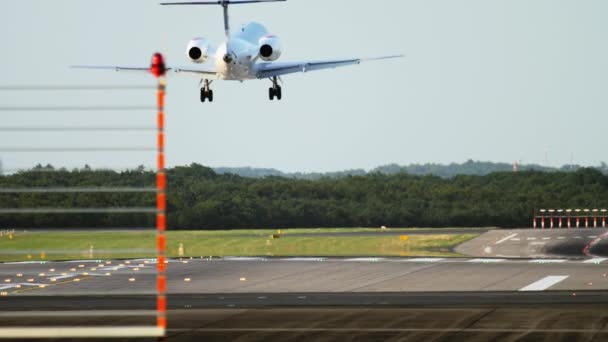 Vista da pista e aterragem da aeronave — Vídeo de Stock