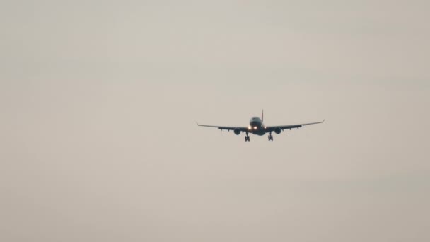Un tiro largo, un avión en el cielo — Vídeos de Stock