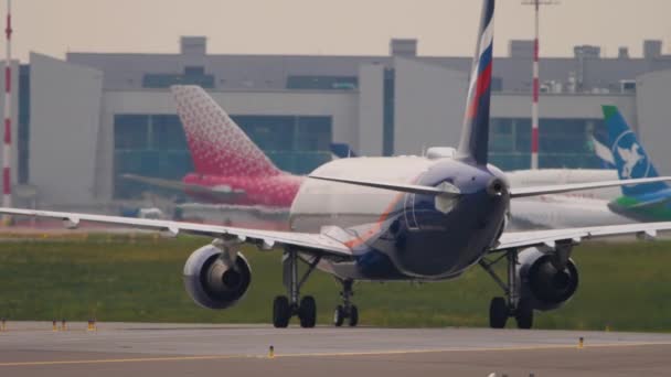 Samolot lotniczy na lotnisku w Moskwie — Wideo stockowe