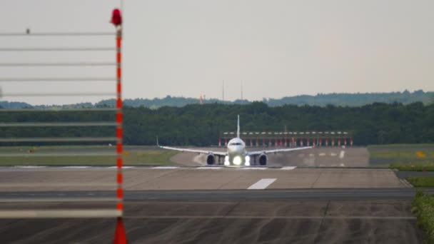 飛行機は離陸し、ゆっくりと動き — ストック動画