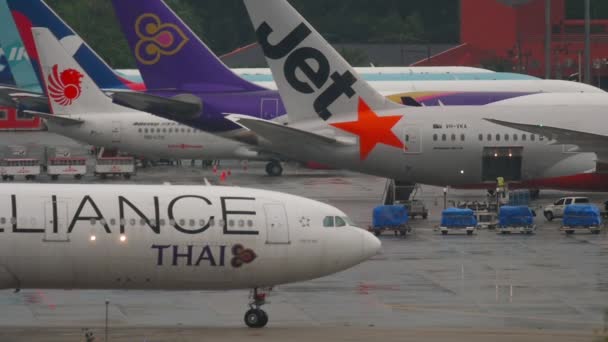 Aéroport de Phuket, saison des pluies — Video