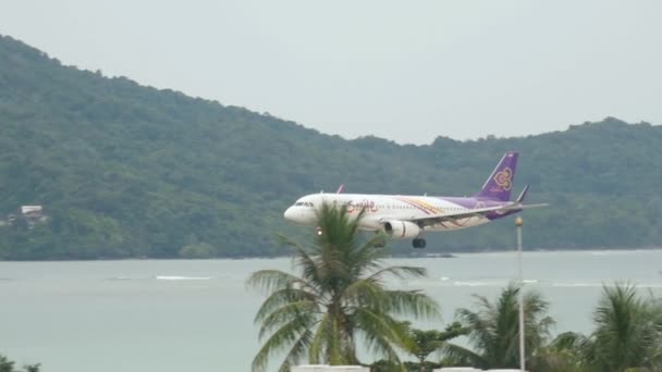 Avión Thai Smile aterrizando en el aeropuerto de Phuket — Vídeo de stock