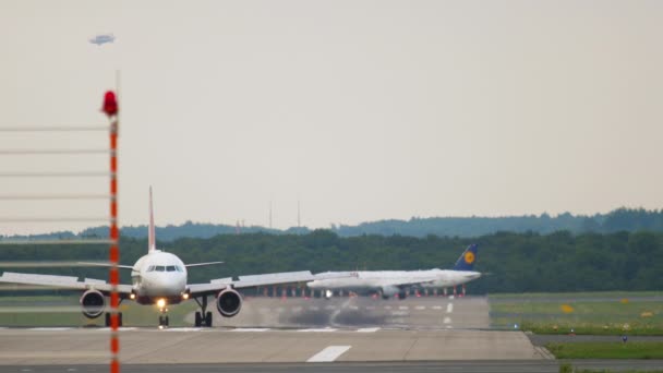 Ruch na lotnisku w Dusseldorfie — Wideo stockowe