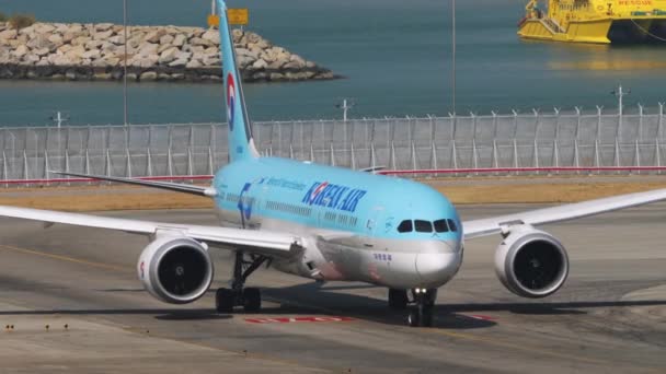 Dreamliner Korean Air am Flughafen Hongkong — Stockvideo