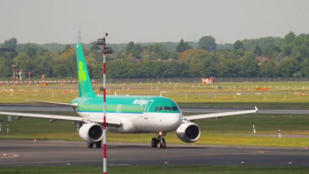 Uçak Düsseldorf havaalanında taksicilik yapıyor. — Stok video