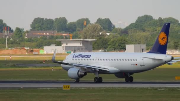 Avgång med ett Lufthansa-flygplan från Düsseldorf — Stockvideo