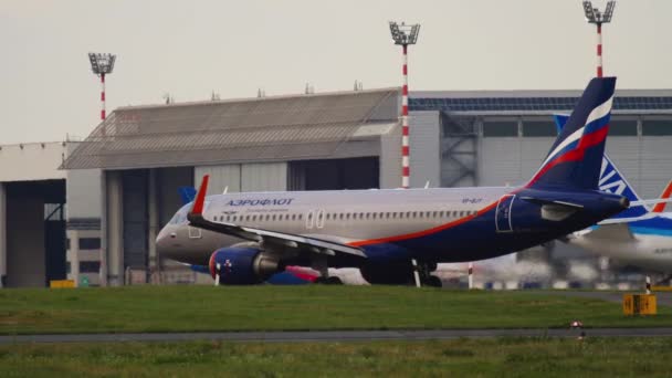 Aeroflot airplane taxiing — Stock Video