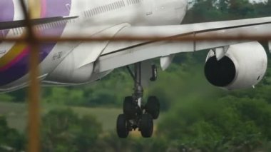 İniş sırasında yakın plan bir uçağa dokunmak