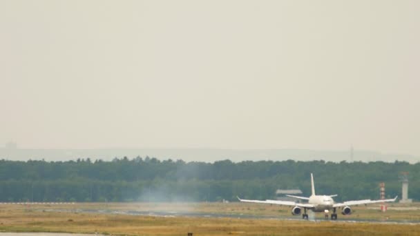 Largo plazo, el avión se ralentiza — Vídeo de stock