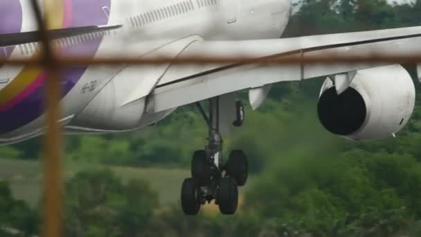 Primer plano tocando un avión mientras aterriza — Vídeos de Stock