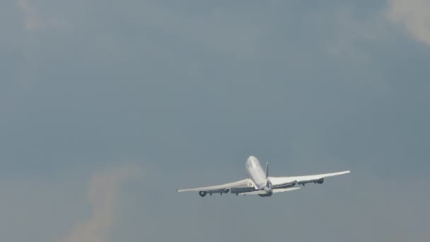 El avión Boeing 747 vuela — Vídeo de stock