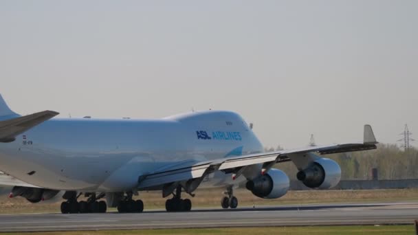 Boeing 747 cargo sulla pista — Video Stock