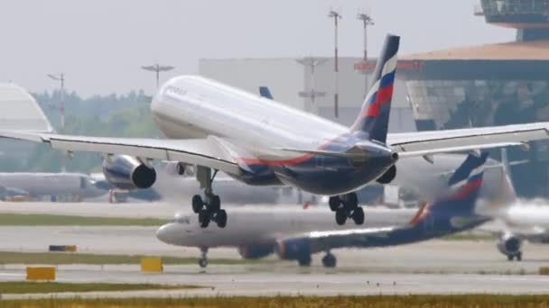 Atterrissage de l'avion Aeroflot, vue arrière — Video