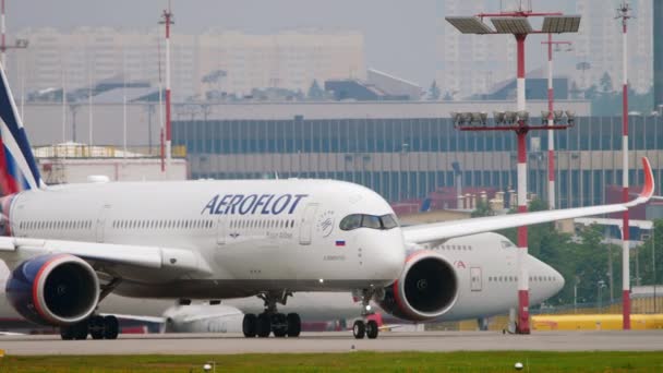 Aeroflot Airlines taxar på landningsbanan — Stockvideo