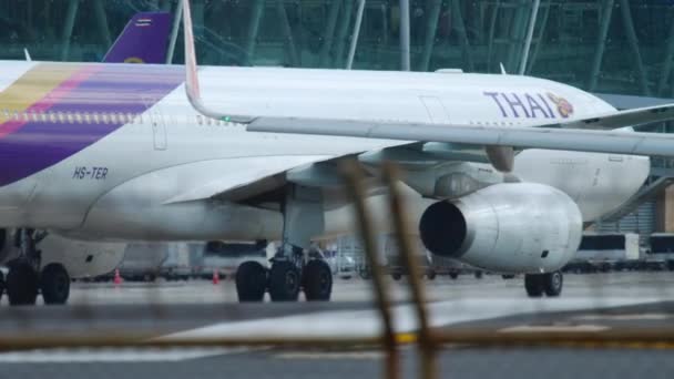 Thai Airways Taxis zum Terminal — Stockvideo