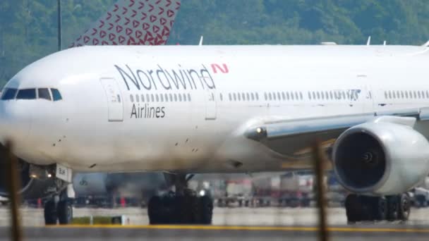 Boeing 777 Taxis Nordwind au départ — Video