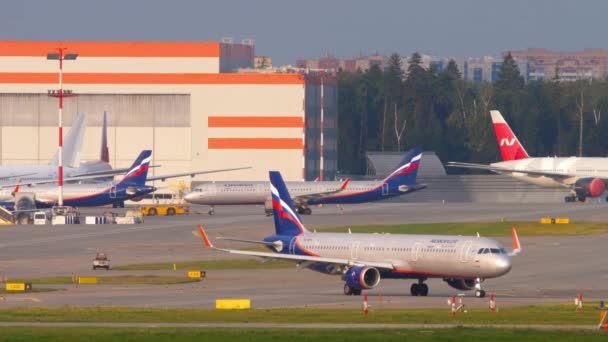 Aeroflot kołowania do pasa startowego — Wideo stockowe