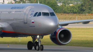 Aeroflot uçak taksisi yaklaşıyor.