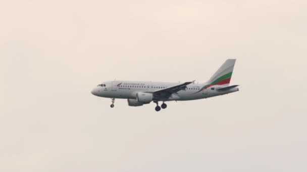 Bulgaria Air se acerca al aterrizaje — Vídeos de Stock