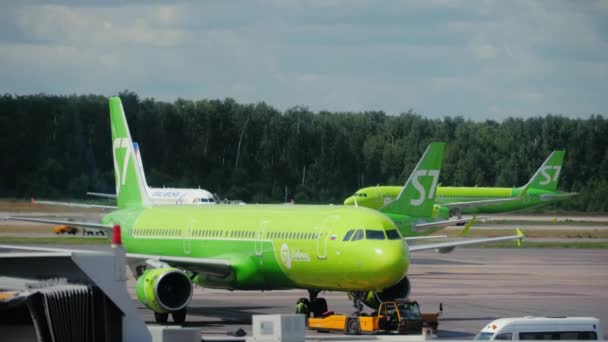 Aereo passeggeri S7 all'aeroporto di Domodedovo — Video Stock