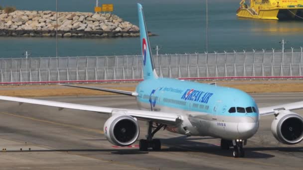 Passager Avion moderne à l'aéroport de Hong Kong — Video