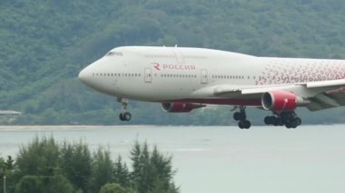 Yolcu Boeing 747 iniyor.