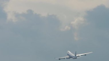 Geniş gövdeli uçaklar kalkıyor.