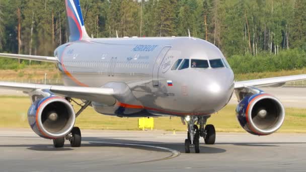 Aeroflot taxi 's naar de terminal — Stockvideo